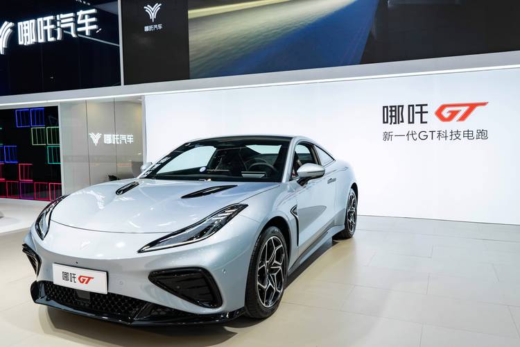 惠州329哪吒汽车在智能汽车领域的表现，领途汽车在新能源汽车市场中的影响力